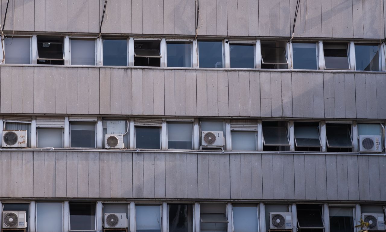 Crafting Captivating Headlines: Your awesome post title goes here Exterior view of a concrete building facade in İzmir with multiple air conditioners.